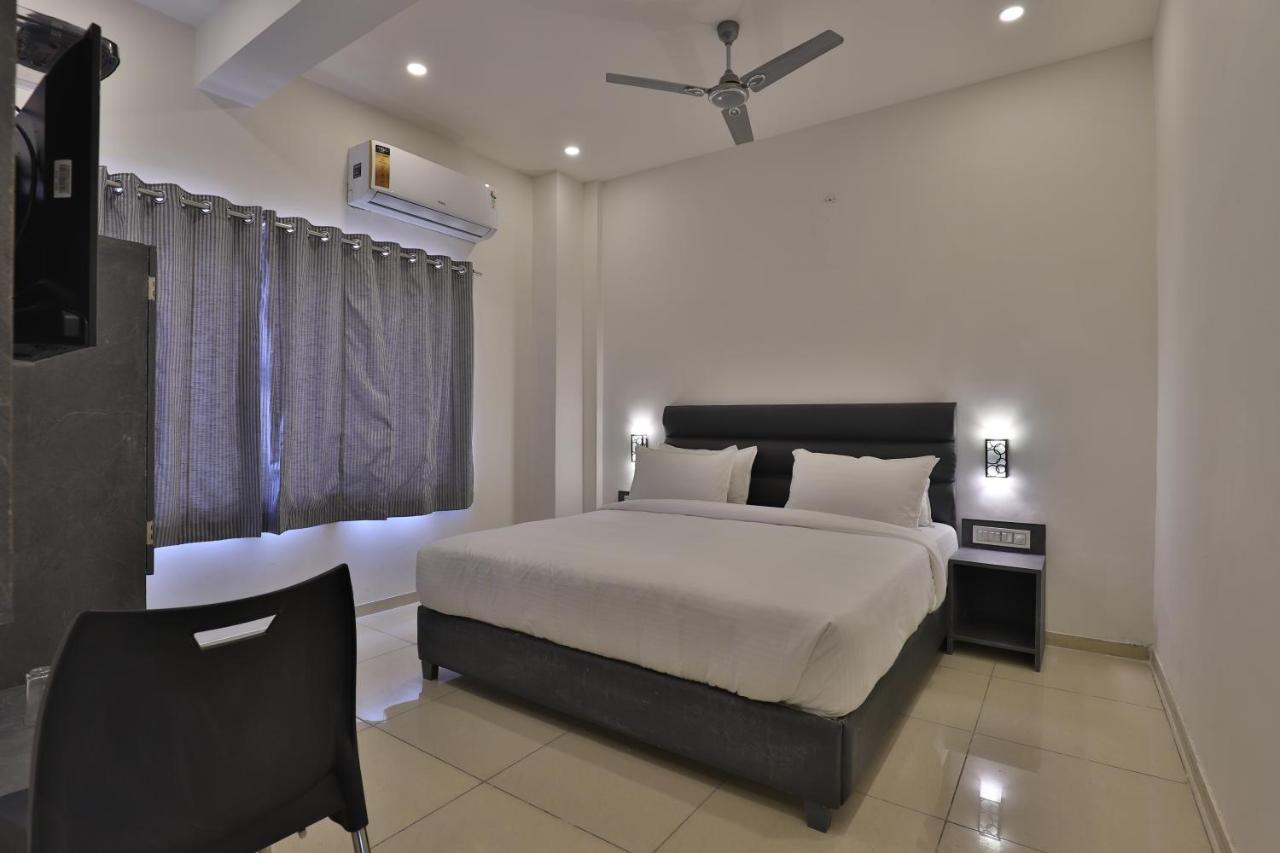 Nova Hotel New Crossroad Rajkot Exterior foto