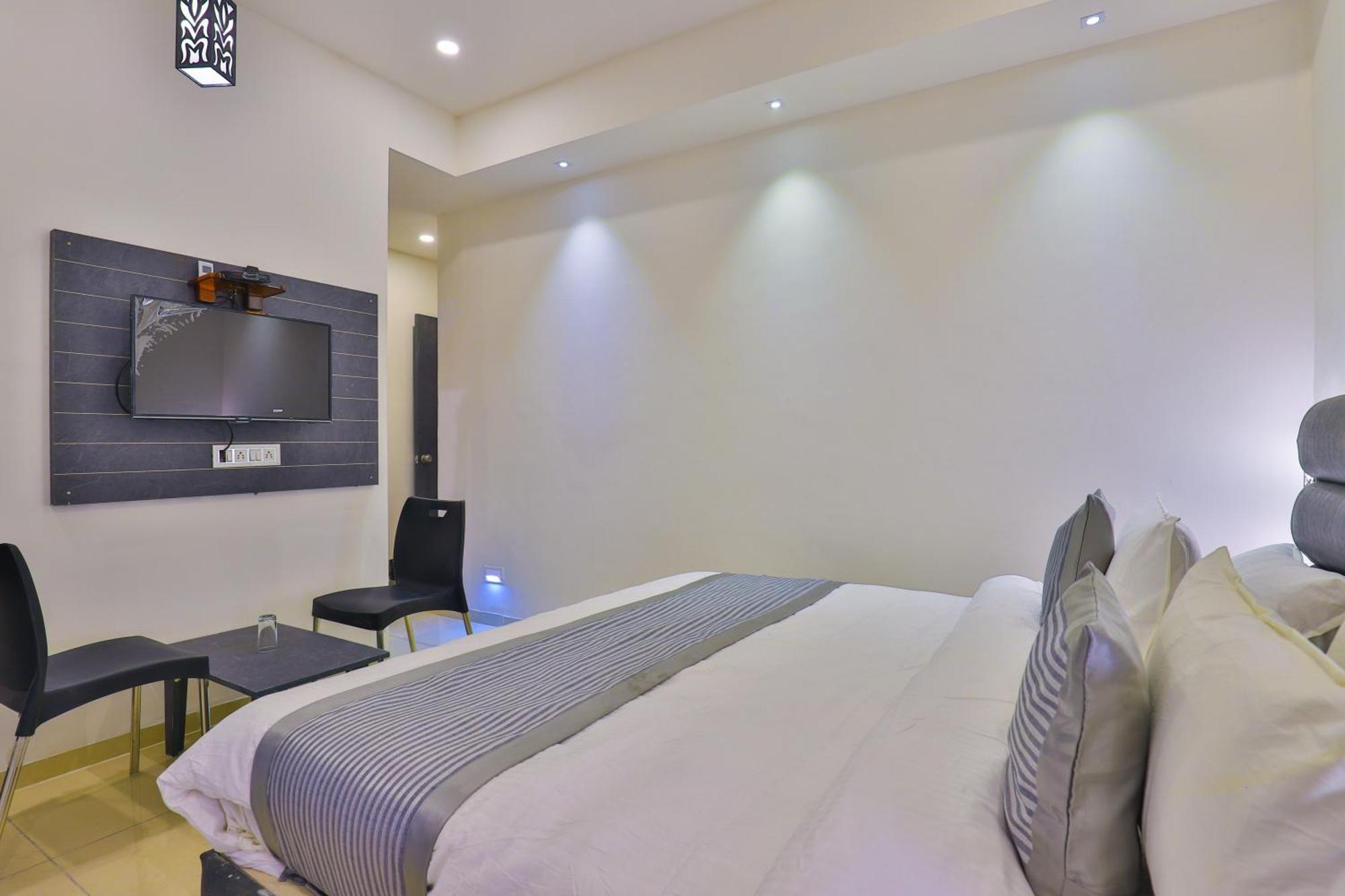 Nova Hotel New Crossroad Rajkot Exterior foto