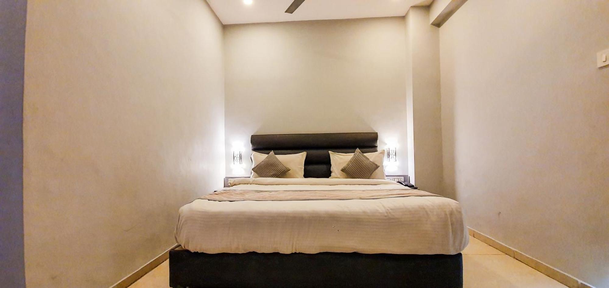 Nova Hotel New Crossroad Rajkot Exterior foto
